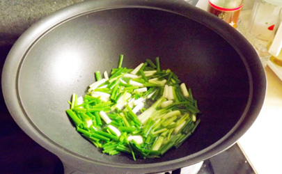 炸葱油的原料要不要晾干再炸 炸葱油的葱姜蒜等洗了要不要把水晾干